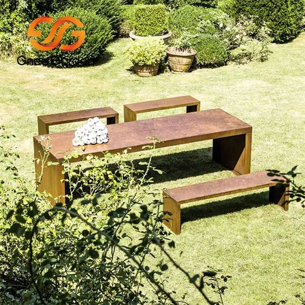 Corten Steel Street และเฟอร์นิเจอร์ในสวน