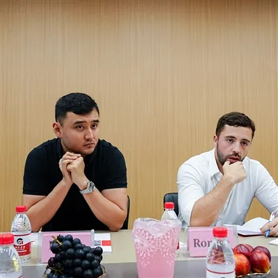 ผู้ซื้อชาวคาซัคสถานเยี่ยมชมสวน GNEE เพื่อสรุปคำสั่งซื้อกล่องปลูกต้นไม้รายใหญ่