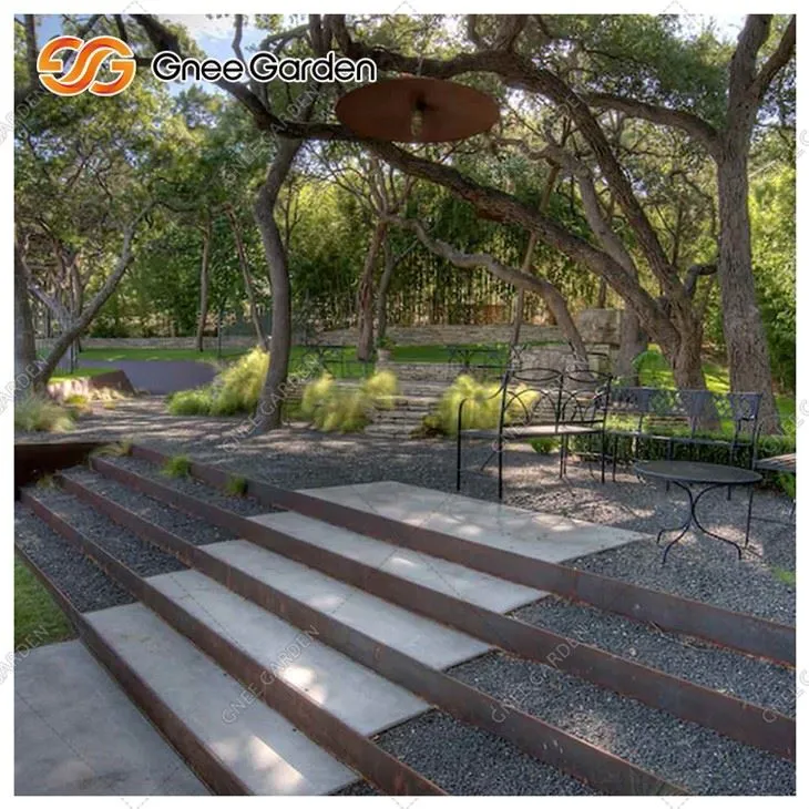 บันไดเหล็กผุกร่อนกลางแจ้ง