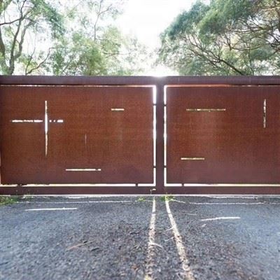 ประตูสวนเหล็ก Corten และฟันดาบ