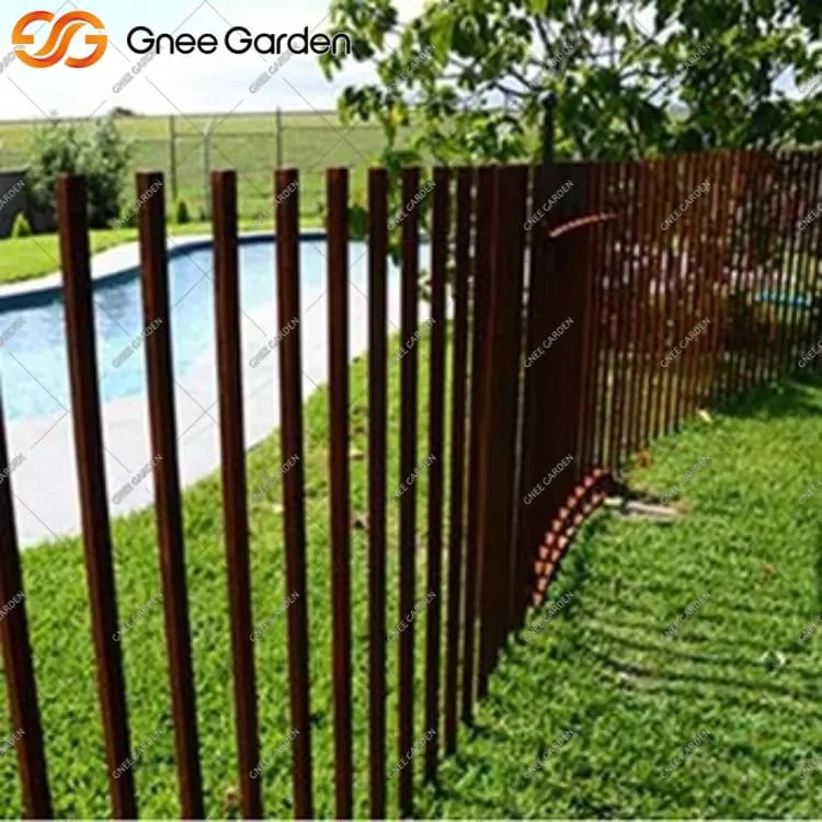 รั้วเหล็กคอร์เทนที่เป็นสนิมสำหรับการจัดสวนร่วมสมัย