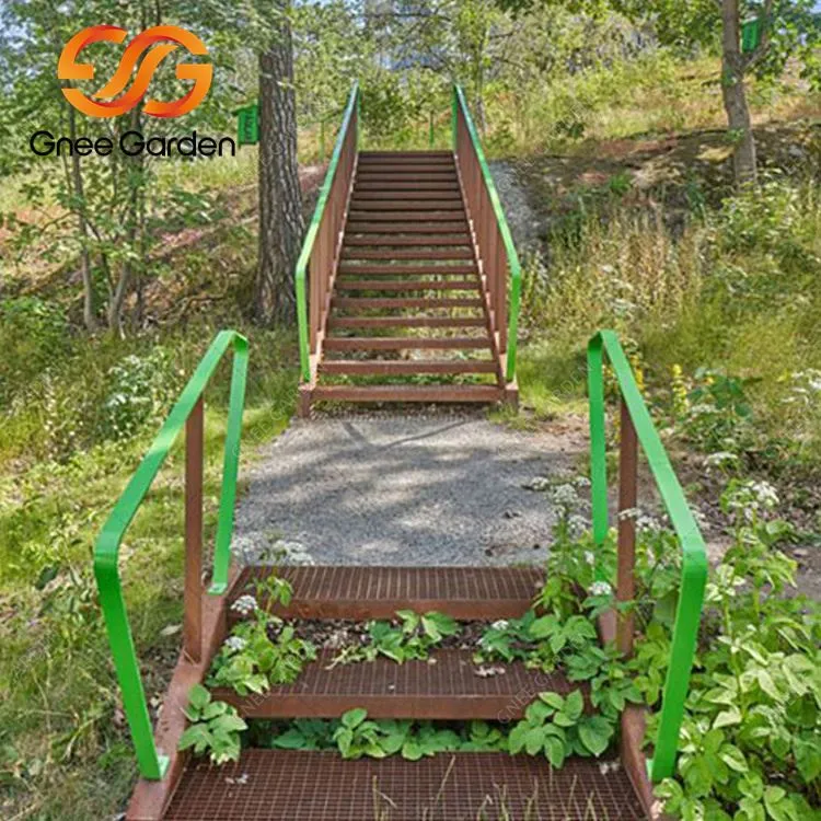 บันไดสวนเหล็กผุกร่อนสนิม